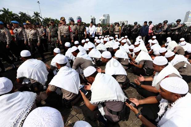 Ratusan Pasukan Asmaul Husna di Istana Negara Curi Perhatian Pendemo