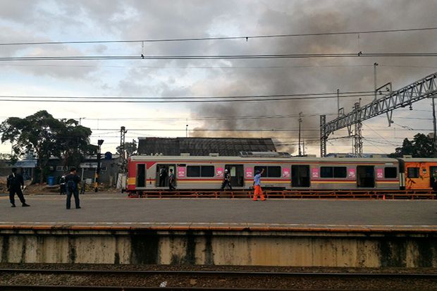 Warga Bentrok di Stasiun Manggarai, Ratusan Penumpang Kereta Panik