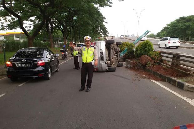 Hilang Kendali, Mobil Chevrolet Terbalik di Bintaro
