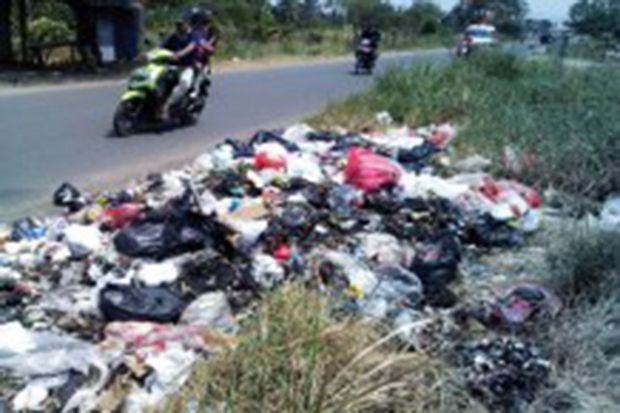 Warga Depok Ramai-Ramai Buang Sampah di Jalan dan Bantaran Ciliwung