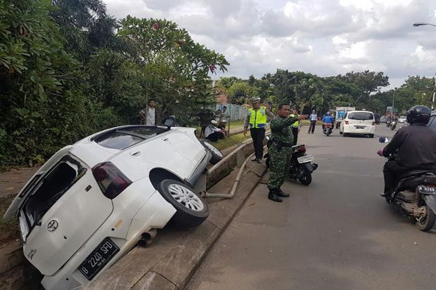 Toyota Etios Tabrak Pembatas Jalan Lalu Masuk Parit di Bintaro