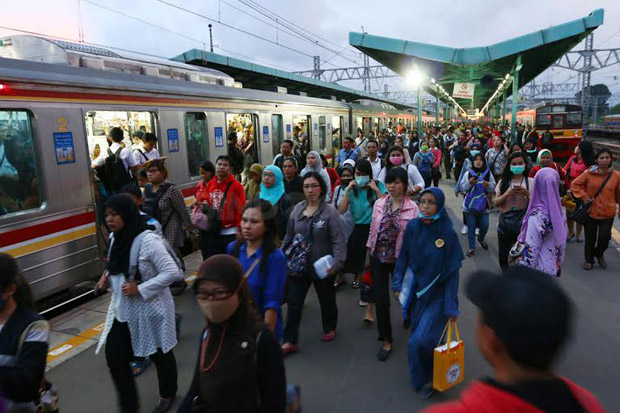 Ada Gangguan, Terjadi Antrean Commuter Line Menuju Bogor
