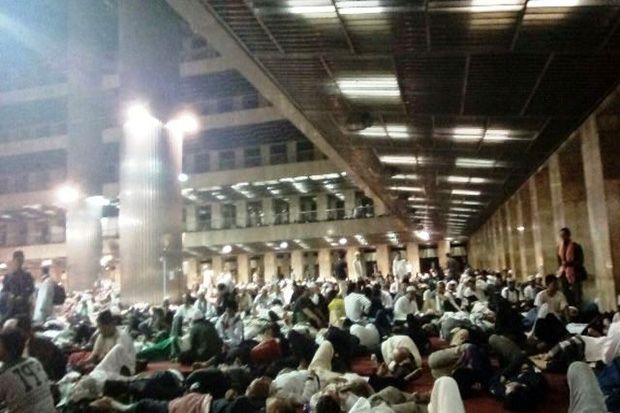 Massa Aksi 112 Salat Tahajud di Masjid Istiqlal