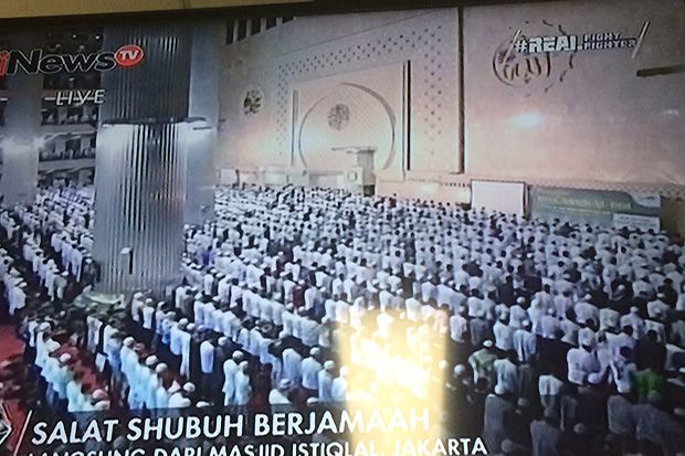 Peserta Aksi 112 Khusyuk Salat Subuh Berjamaah di Istiqlal