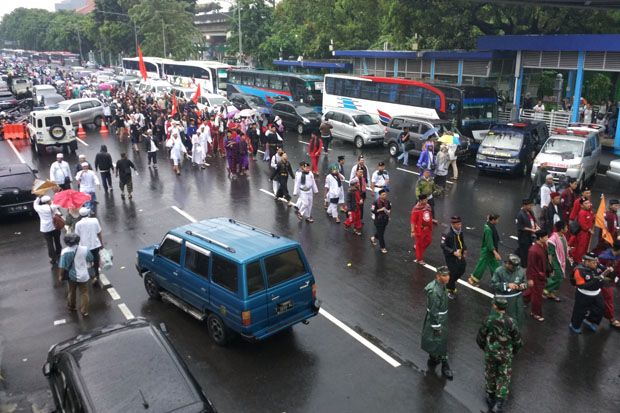 Meski Hujan,  Massa Aksi 112 Terus Berdatangan ke Masjid Istiqlal