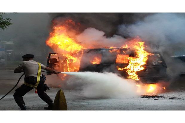 Dilempar Molotov, Dua Mobil Hangus Terbakar di Gambir