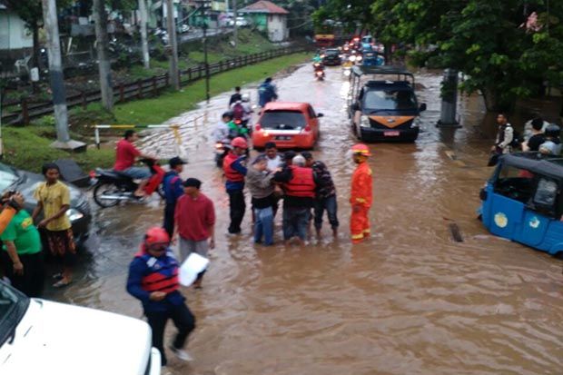 Permukiman Sekitar Sungai Ciliwung Terendam Banjir