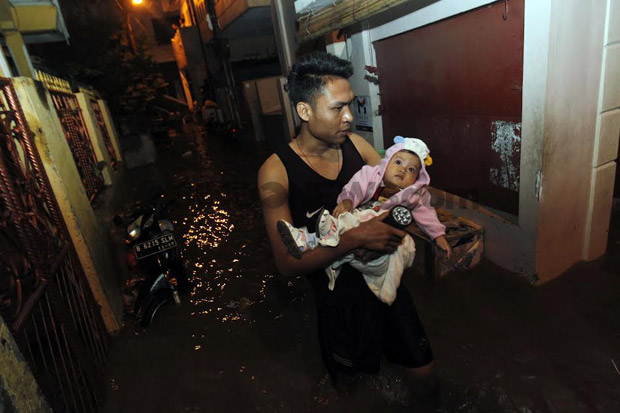 Miliki Bayi, Andi Memilih Mengungsi dari Banjir Bukit Duri