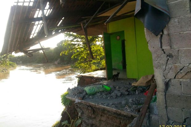 Arus Sungai Citarum Gerus Tiga Rumah di Bekasi