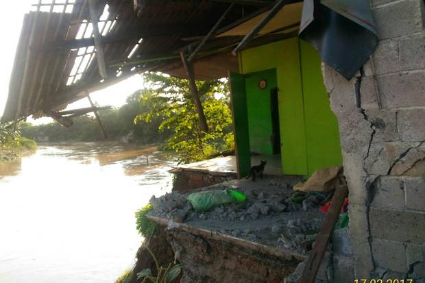 Rumah Tergerus Air Kali Citarum, 2 KK di Bekasi Diungsikan