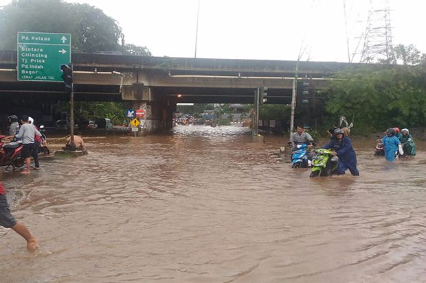 Jalan Kalimalang Terendam Banjir, Lalu Lintas Jakarta-Bekasi Lumpuh Total