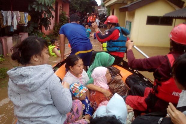 Banjir, Tim Rescue PKPU Evakuasi Warga Cipinang Melayu