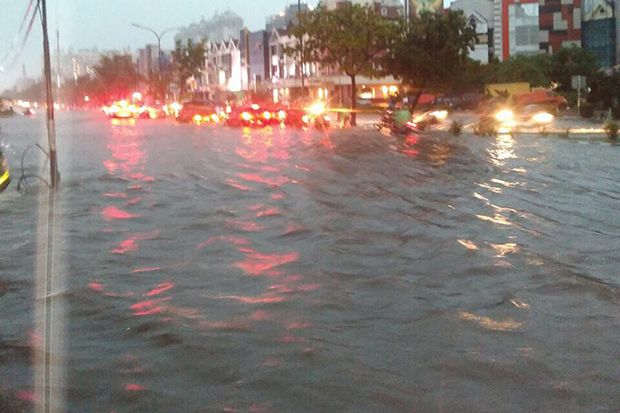 Hujan Sejak Dini Hari, Sebagian Besar Wilayah Jakarta Terendam Banjir