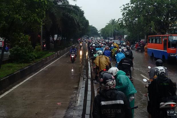 Banjir di Sejumlah Titik Jalan, Lalin di Jakarta Barat Lumpuh
