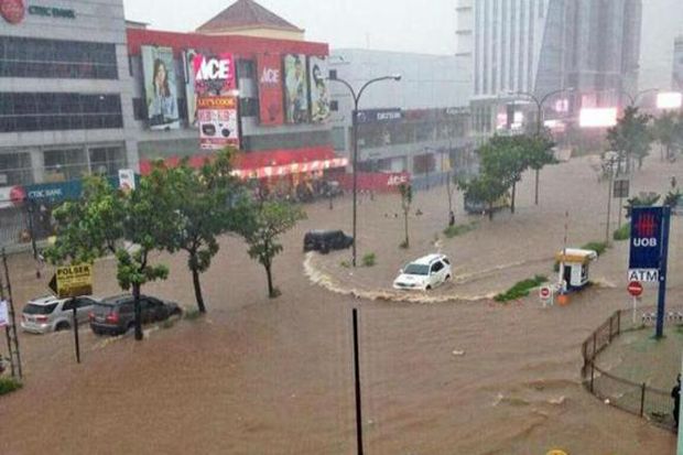 Banjir Rendam Jakarta, Sentra Bisnis Kelapa Gading Terputus
