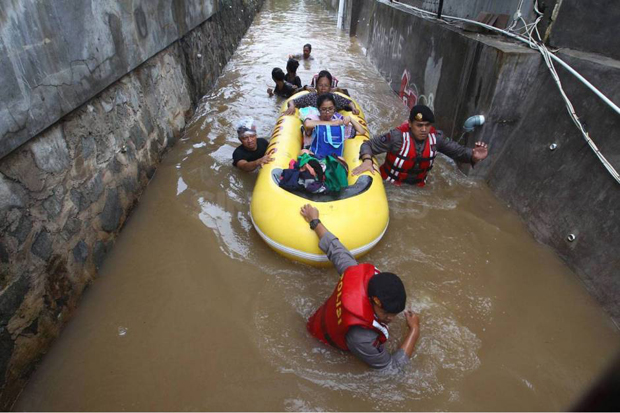 Cipinang Melayu Masih Terendam Banjir, Warga Dievakuasi
