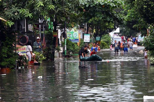 Banjir di Perumahan Harapan Baru akibat Tanggul Kali Cakung Jebol