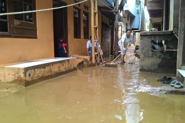 Banjir Surut, Warga Cipinang Indah Kembali ke Rumahnya