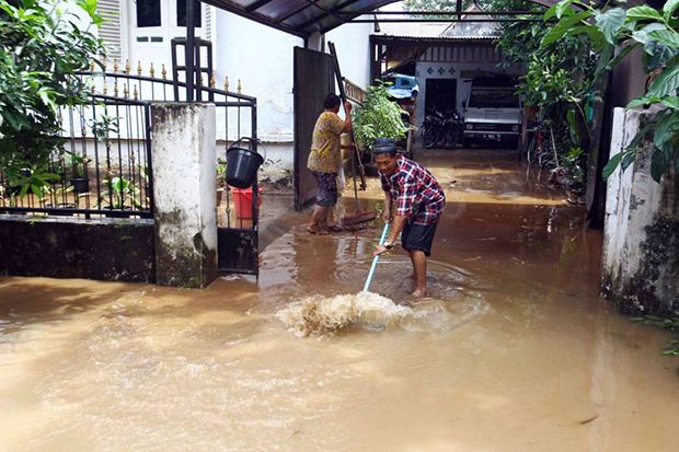 Warga Cipinang Melayu Mulai Bersihkan Sisa Lumpur Banjir