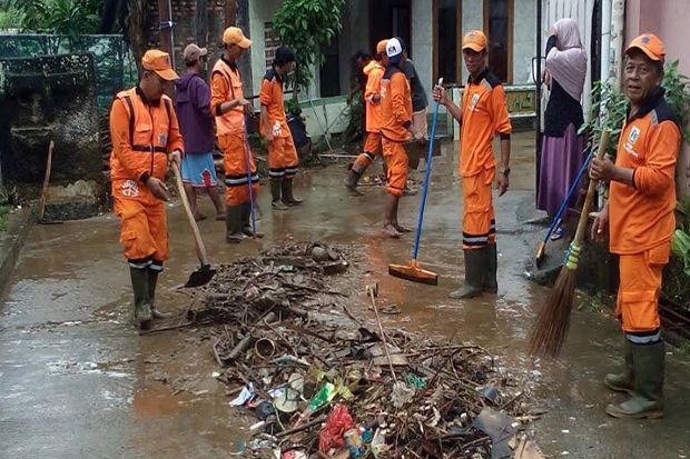 Banjir Mulai Surut, Warga Depok Sibuk Bersih-Bersih Sampah dan Lumpur