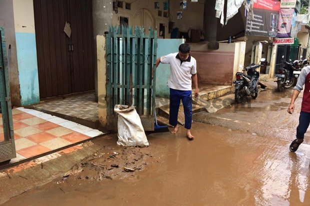Banjir Surut, Warga Cipinang Melayu Bersihkan Lumpur
