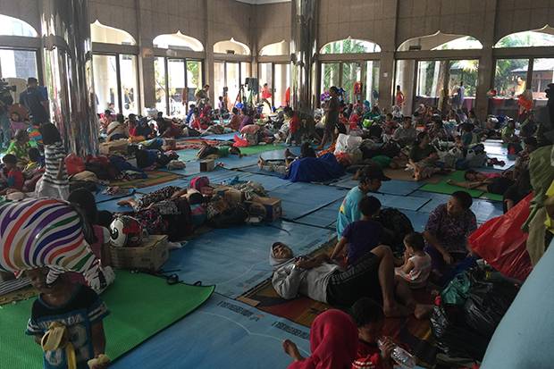 Takut Banjir Susulan, Warga Cipinang Melayu Bertahan di Pengungsian