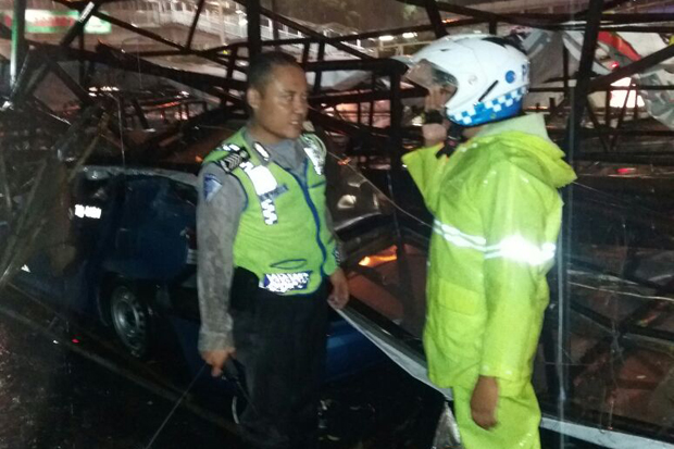 Taksi Tertimpa Baliho di Depan RS Harapan Kita