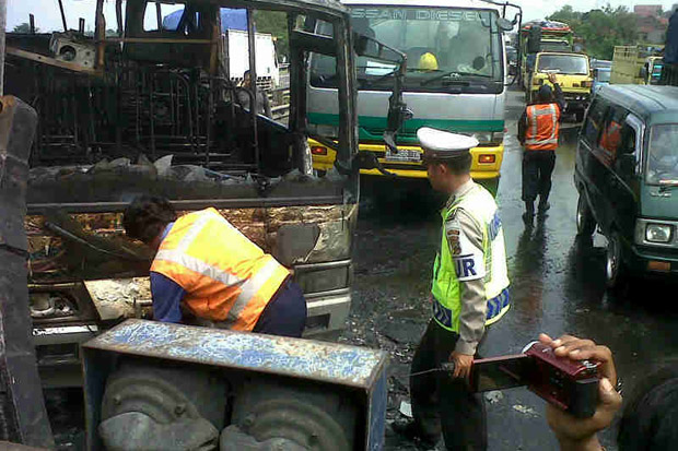 Bus Jemputan Karyawan Terbakar di Depan Exit Tol Cikarang Barat