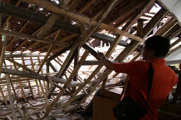 Polisi Selidiki Ambruknya Atap Bangunan SMAN 1 Muara Gembong