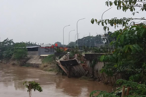 Tanggul Kali Bekasi di Jalan Cipendawa Ambrol