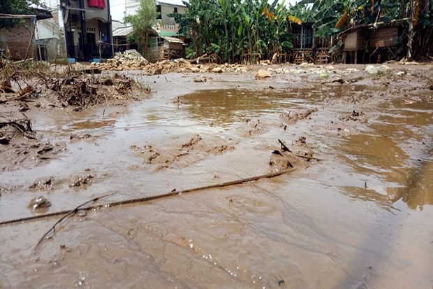 Jadi Langganan Banjir, Cipinang Melayu Kini Dipenuhi Lumpur