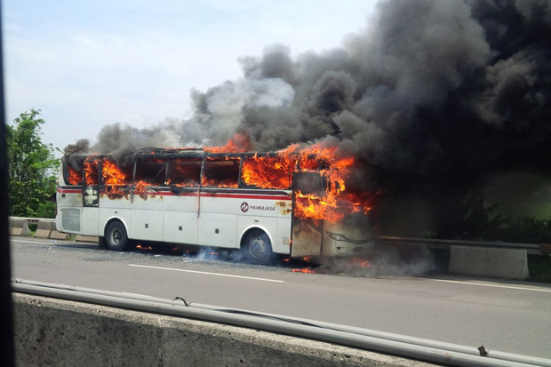 Bus Terbakar di Tol Cikampek KM 42 Arah Jakarta