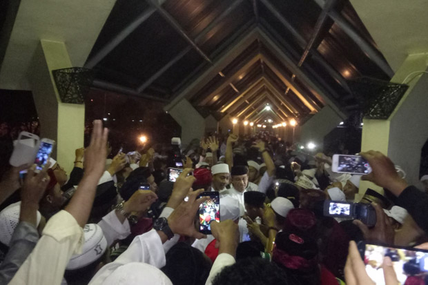 Peringatan Haul Soeharto, Anies Tiba di Masjid At Tin