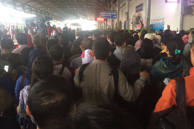 KRL Anjlok, Ratusan Penumpang Menumpuk di Stasiun Jatinegara