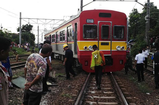 Petugas Investigasi Anjloknya KRL di Stasiun Jatinegara