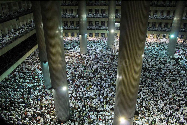 Jelang Aksi 313, Ribuan Orang Salat Subuh Berjamaah di Istiqlal
