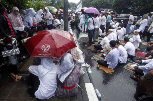 Hujan Tak Halangi Massa Aksi 313 Salat Jumat di Masjid Istiqlal