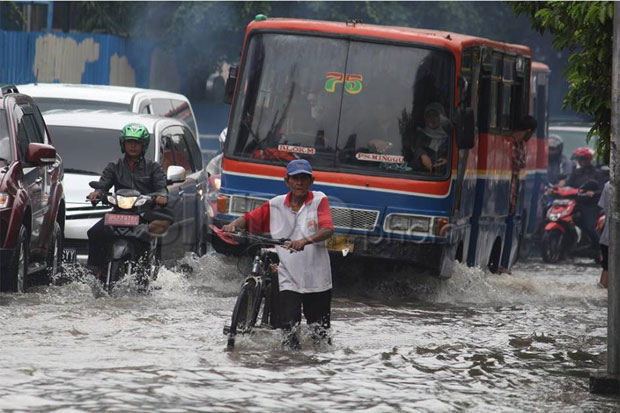 Diguyur Hujan Deras, Jalan di Jakarta Terendam Banjir