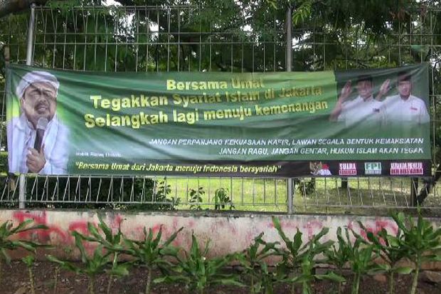 Spanduk Kampanye Hitam Serang Anies-Sandi Terpasang di Jaktim
