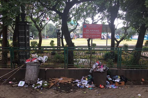 Tumpukan Sampah Kotori Alun-alun Eks Kantor Wali Kota Airin di Pamulang