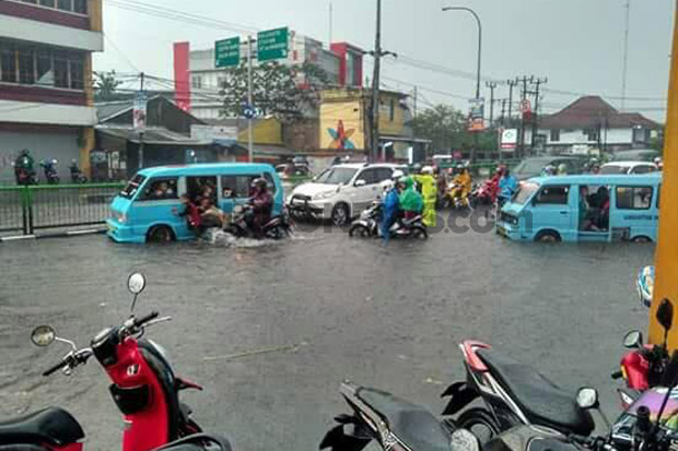 Diguyur Hujan Deras, Jalan ARH Kota Depok Terendam Banjir