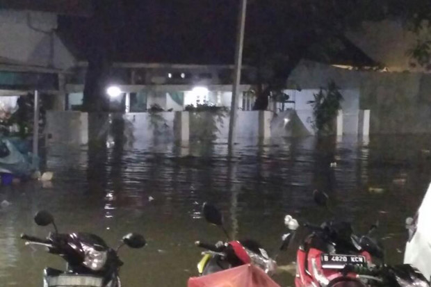 Hujan Deras, Kompleks Polri Mampang Terendam 1 Meter