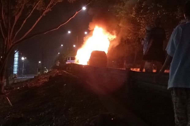 FPI Temukan Delapan Jeriken Bensin di Dekat Mobil yang Terbakar