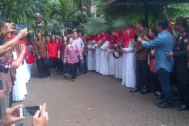 Saat Megawati Cicipi Kerak Telor dan Minum Bir Pletok