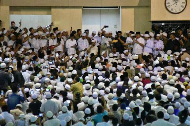 Bersama Ribuan Jamaah, Prabowo dan Anies Sujud Syukur di Istiqlal