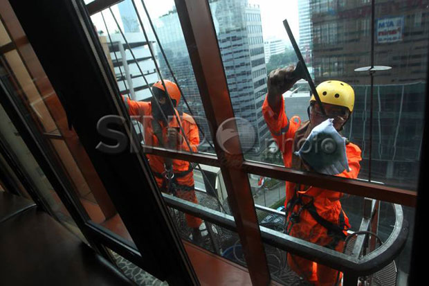 Terjebak di Gondola, 2 Orang Pembersih Kaca Gedung Dievakuasi