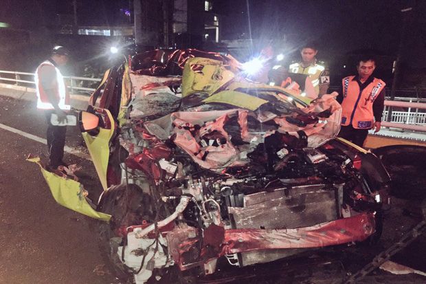 Terlibat Kecelakaan, 2 Mobil Rusak Berat di Tol Dalam Kota Layang Slipi