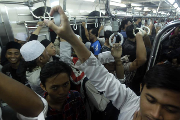 Massa Aksi 55 dari Bekasi Gunakan KRL ke Masjid Istiqlal