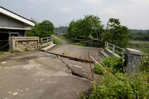 Jembatan Penghubung 2 Desa di Tangsel Ambrol