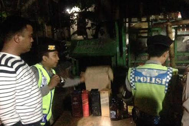 Gerebek Warung Kopral, Polisi Temukan Berbagai Minuman Keras